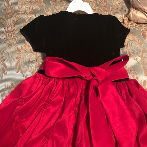 Girls Christmas formal with a detachable rose - Picture 3 of 5